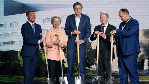 Sachsen, Dresden: Michael Kretschmer (CDU, l-r), Ministerpräsident von Sachsen, Ursula von der Leyen, EU- Kommissionspräsidentin, Jochen Hanebeck, Vorstandsvorsitzender von Infineon, Bundeskanzler Olaf Scholz (SPD), und Dirk Hilbert (FDP), Oberbürgermeister der Stadt Dresden, machen einen symbolischen Spatenstich für die Smart Power Fab von Infineon in Dresden.