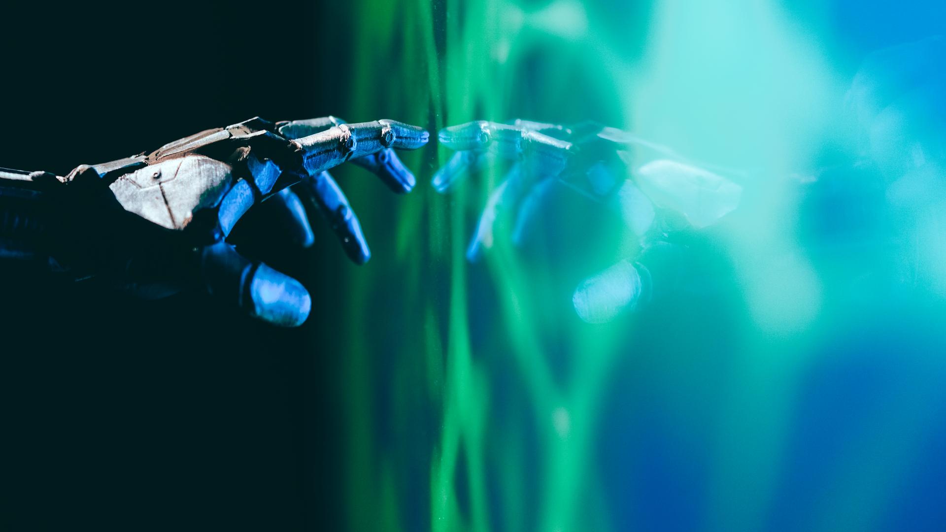 Digital gerenderte Illustration einer robotischen Hand, die sich ihrer eigenen Reflexion auf einer durchscheinenden Oberfläche entgegenstreckt. Digital gerenderte Illustration einer robotischen Hand, die sich ihrer eigenen Reflexion auf einer durchscheinenden Oberfläche entgegenstreckt.