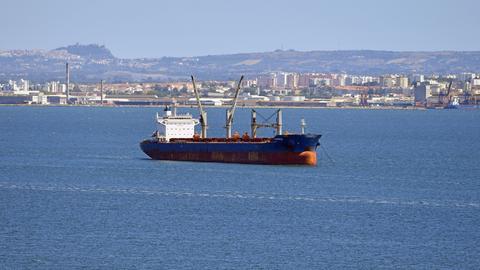 Frachter vor Lissabon