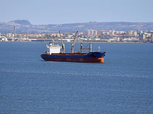 Frachter vor Lissabon