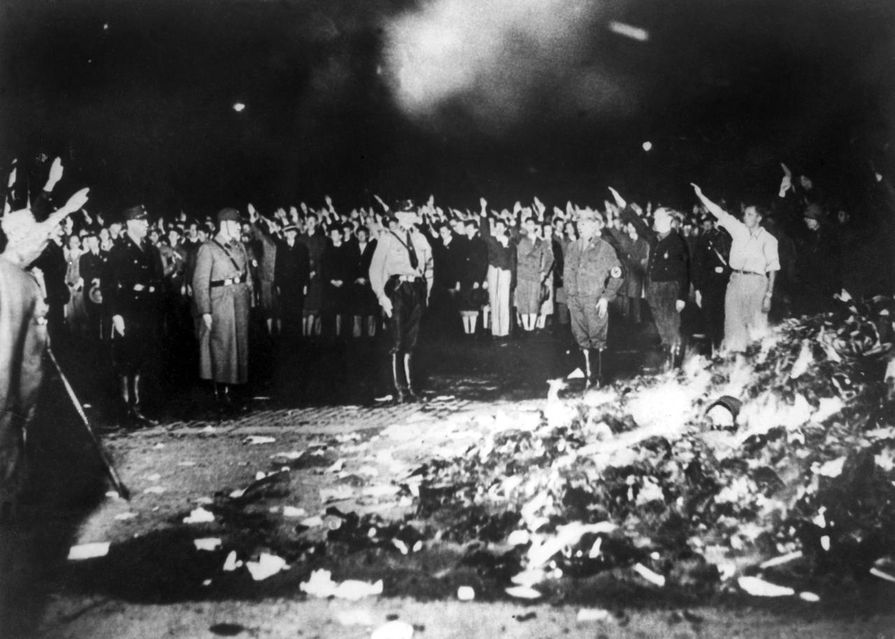 Am 10. Mai 1933 verbrennen Nationalsozialisten auf dem Berliner Opernplatz Bücher verfemter Autoren wie Lion Feuchtwanger, Erich Kästner und Sigmund Freud.