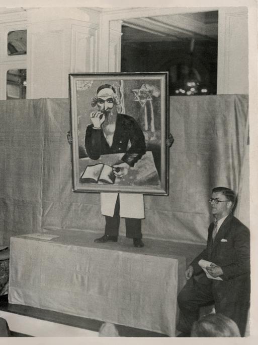 Blick in die Auktion der Galerie Fischer während der Versteigerung von Marc Chagalls "La Prise (Rabbin)", Luzern 1939.