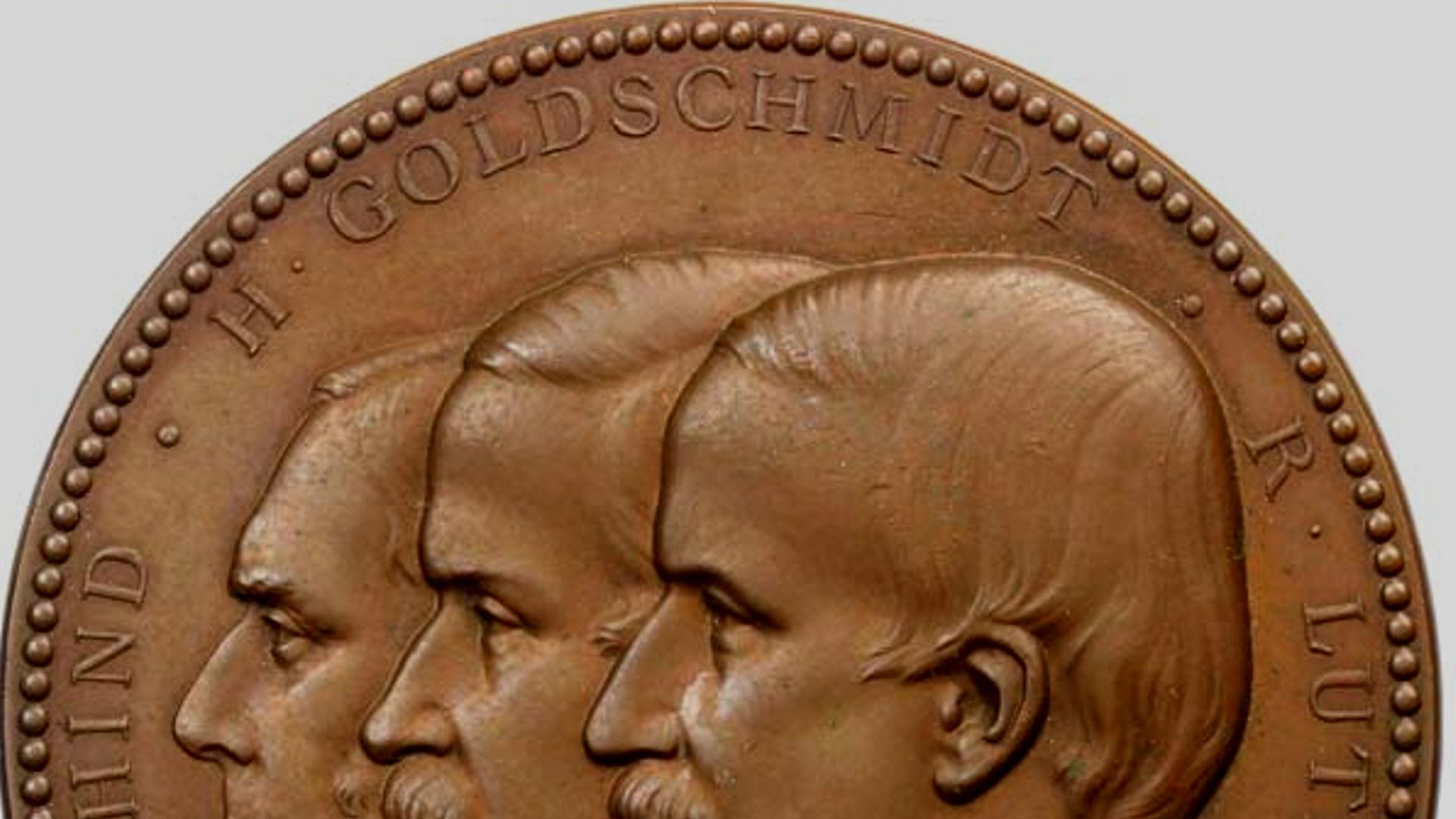Auszeichnung für herausragende Asteroidenentdecker: Carl Robert Luther auf einer Gedenkmedaille neben John Hind (links) und Hermann Goldschmidt (Mitte)