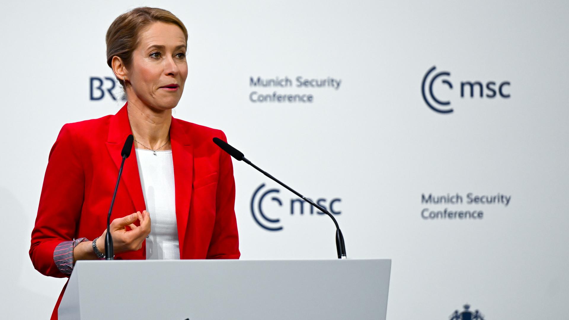 Die EU-Außenbeauftragte, Kaja Kallas, bei der Münchner Sicherheitskonferenz. Sie steht an einem Rednerpult.