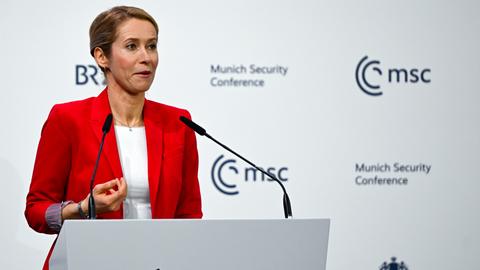 Die EU-Außenbeauftragte, Kaja Kallas, bei der Münchner Sicherheitskonferenz. Sie steht an einem Rednerpult.