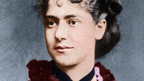 Eleanor Marx trägt typische Kleidung des viktorianischen Zeitalters in einer historischen Porträtaufnahme um 1875.