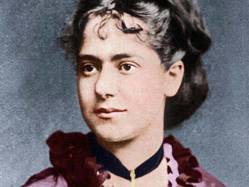 Eleanor Marx trägt typische Kleidung des viktorianischen Zeitalters in einer historischen Porträtaufnahme um 1875.