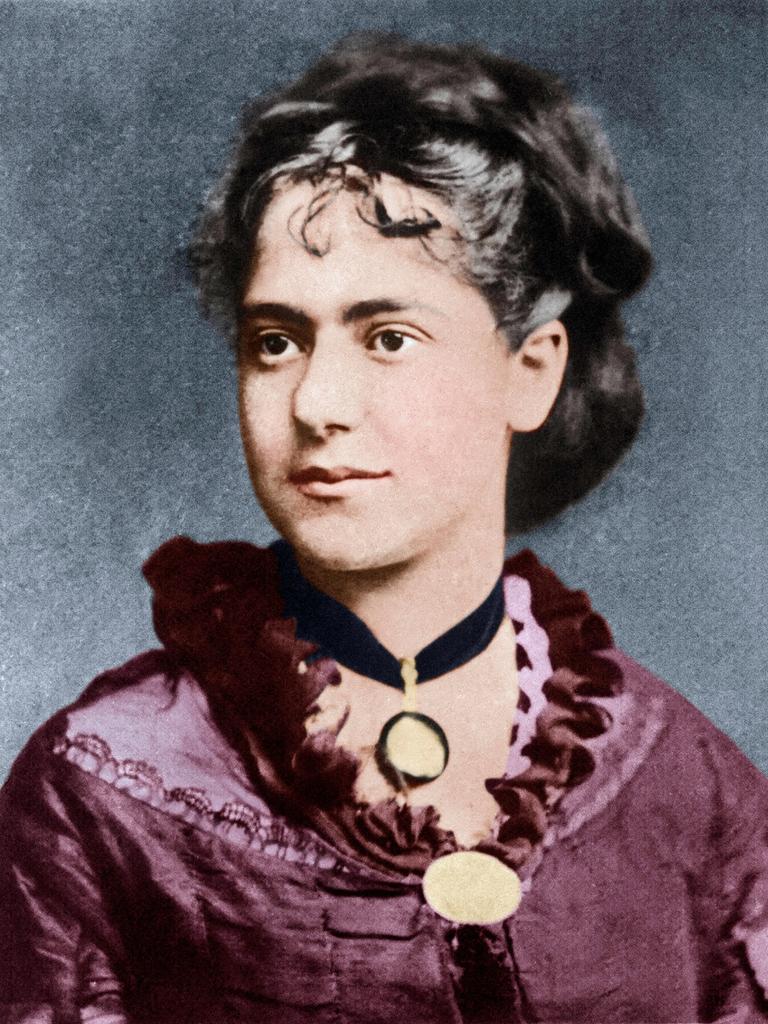 Eleanor Marx trägt typische Kleidung des viktorianischen Zeitalters in einer historischen Porträtaufnahme um 1875.