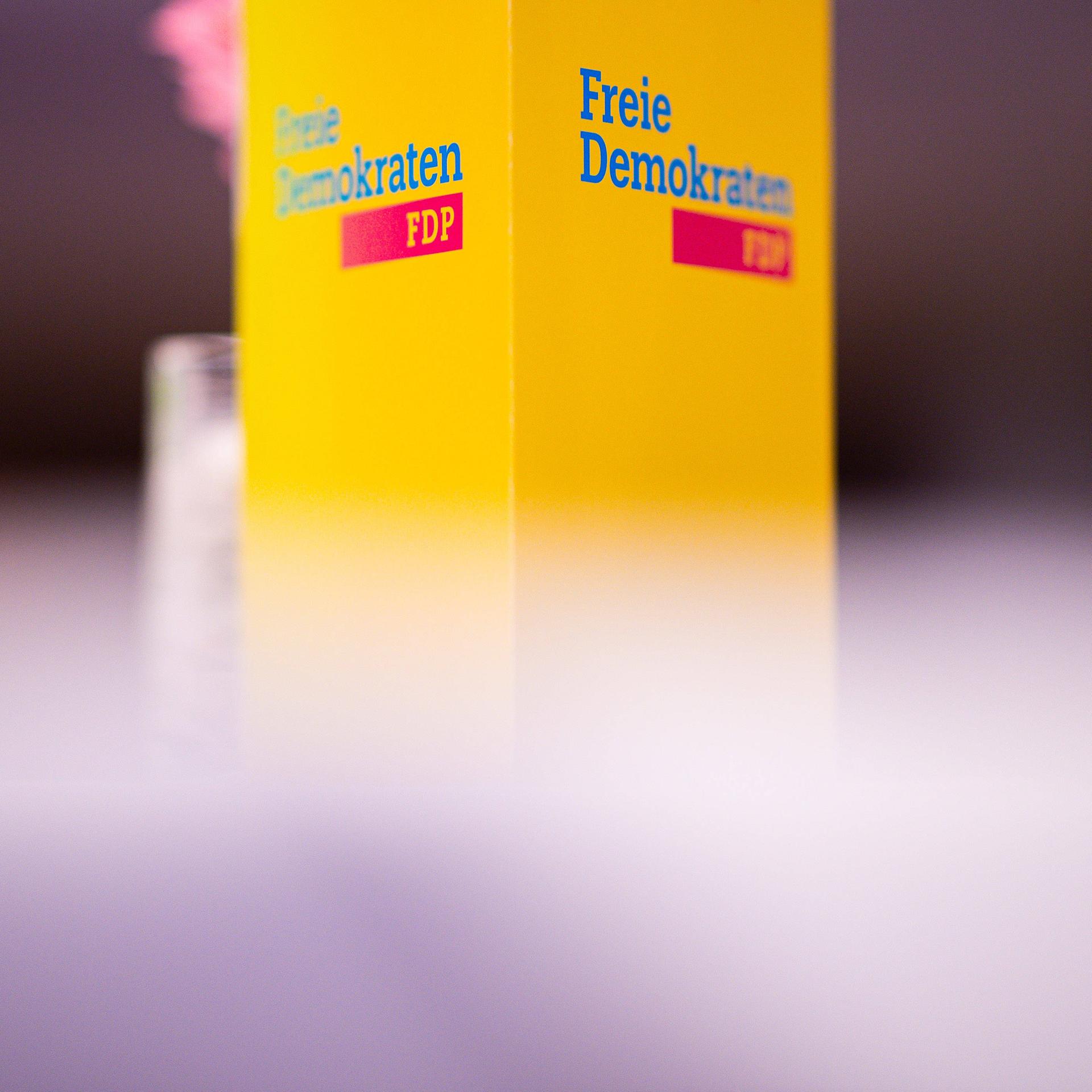 Der Schriftzug "Frei Demokraten - FDP" ist auf gelbem Untergrund zu sehen. 