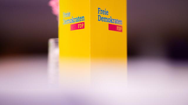 Der Schriftzug "Frei Demokraten - FDP" ist auf gelbem Untergrund zu sehen.