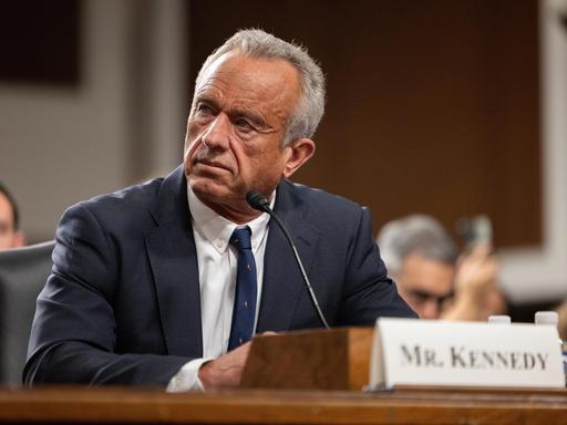 Robert F. Kennedy Jr., Kandidat für das Amt des Gesundheitsministers, sagt am 29. Januar 2025 vor dem Finanzausschuss des Senats in Washington D.C. aus. 