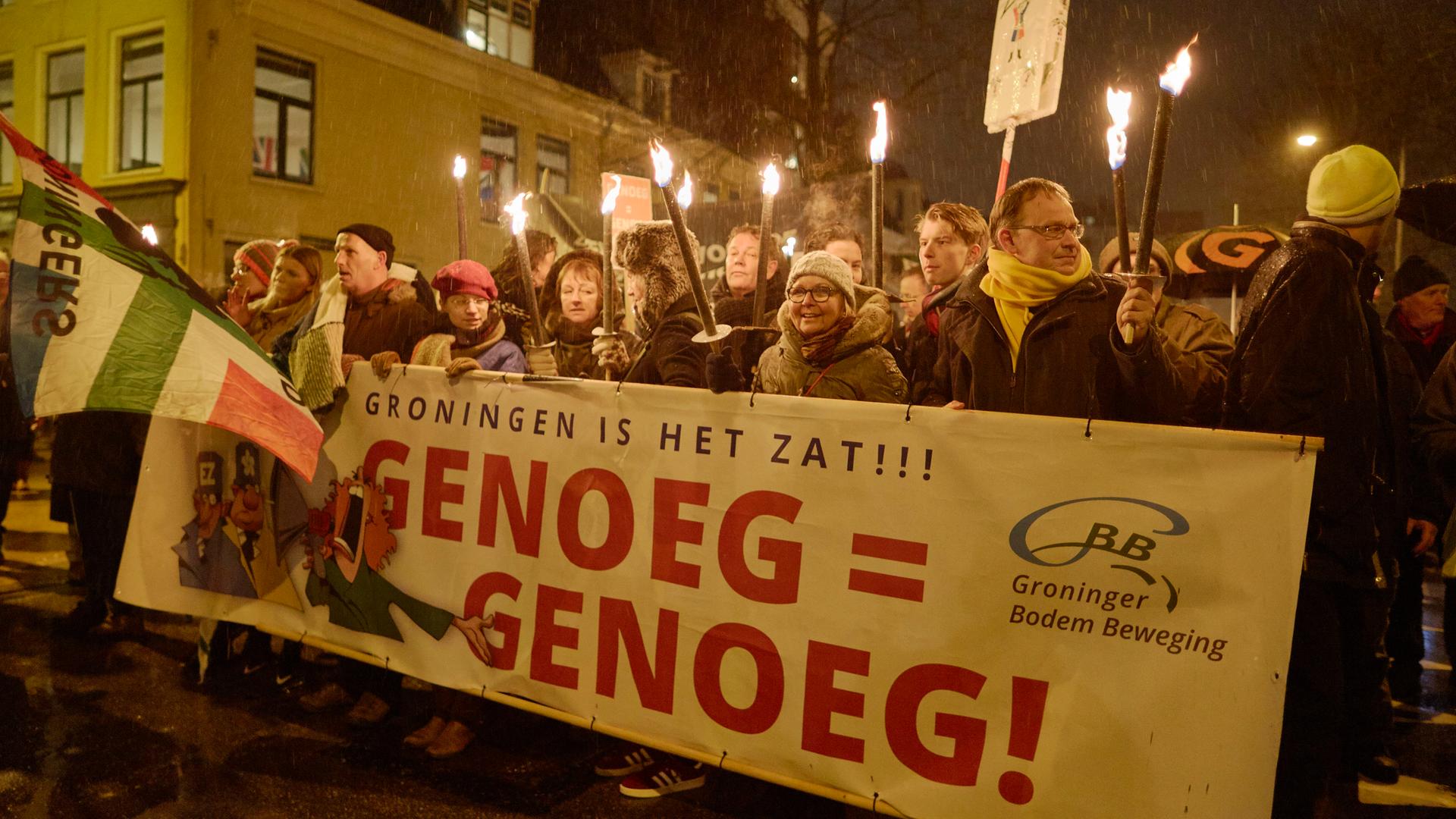 Schätzungsweise zehntausend Menschen nehmen am 19. Januar 2018 in Groningen, Niederlande, an einer Demonstration gegen die Gasförderung teil, die wiederholt Erdbeben in der Region ausgelöst hat.