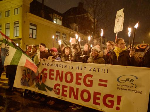 Schätzungsweise zehntausend Menschen nehmen am 19. Januar 2018 in Groningen, Niederlande, an einer Demonstration gegen die Gasförderung teil, die wiederholt Erdbeben in der Region ausgelöst hat.