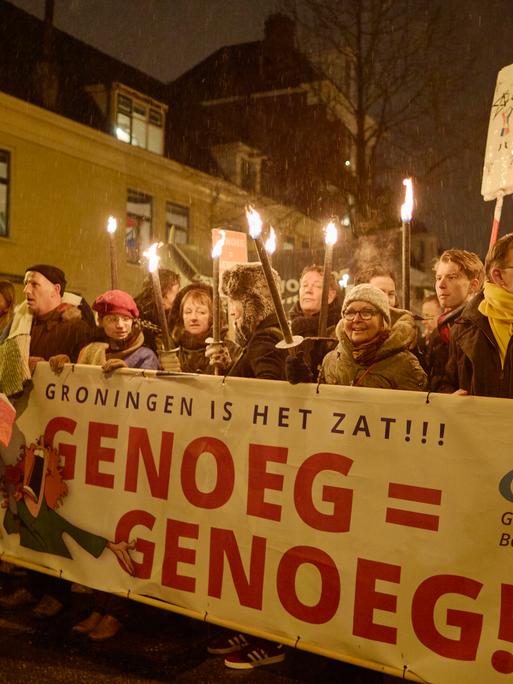 Schätzungsweise zehntausend Menschen nehmen am 19. Januar 2018 in Groningen, Niederlande, an einer Demonstration gegen die Gasförderung teil, die wiederholt Erdbeben in der Region ausgelöst hat.