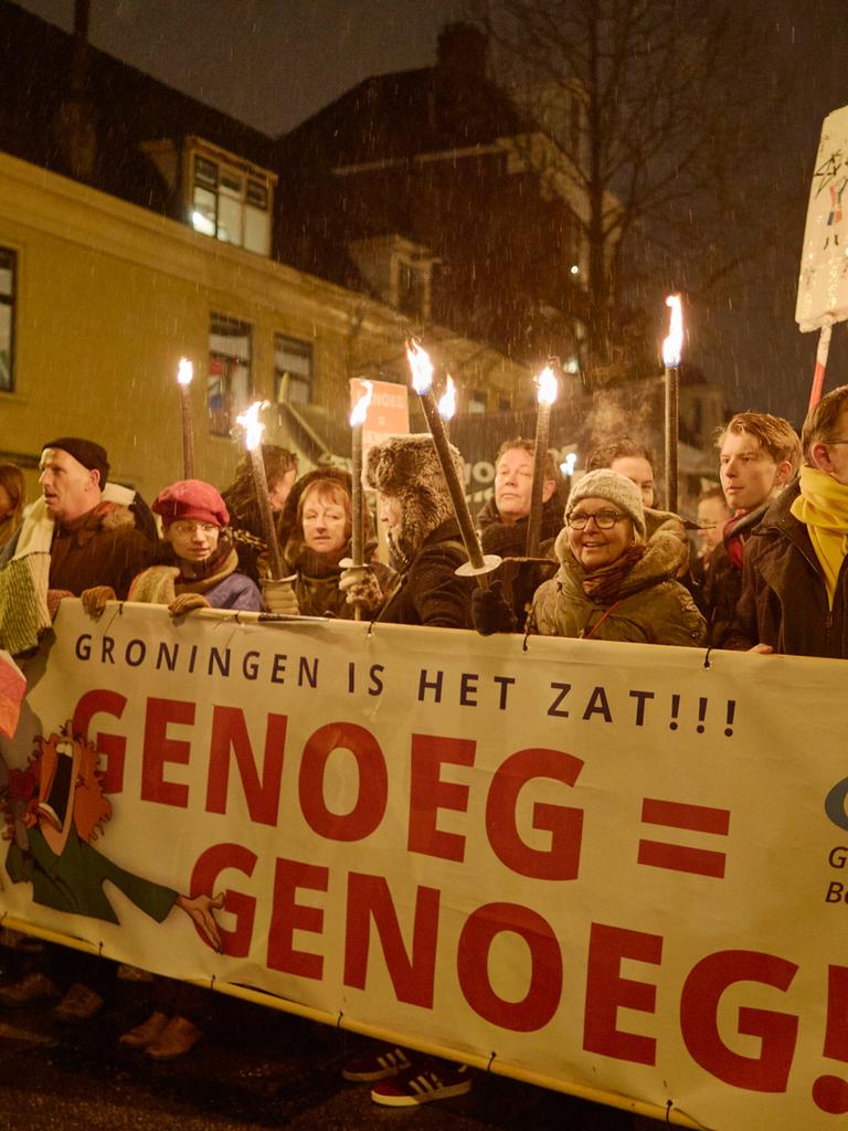 Schätzungsweise zehntausend Menschen nehmen am 19. Januar 2018 in Groningen, Niederlande, an einer Demonstration gegen die Gasförderung teil, die wiederholt Erdbeben in der Region ausgelöst hat.