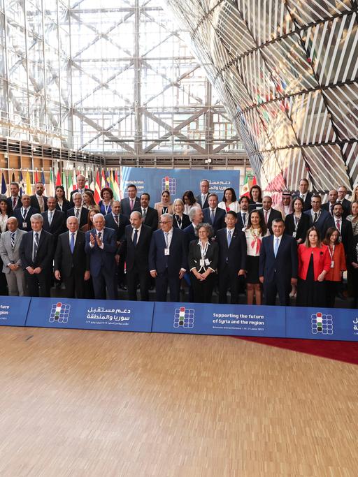 Brüssel: Teilnehmer stehen für ein Gruppenfoto bei einer Geberkonferenz für die Zukunft Syriens und der Region im Gebäude des Europäischen Rates zusammen.