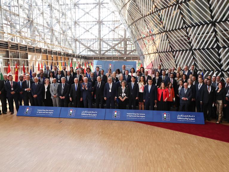 Brüssel: Teilnehmer stehen für ein Gruppenfoto bei einer Geberkonferenz für die Zukunft Syriens und der Region im Gebäude des Europäischen Rates zusammen.