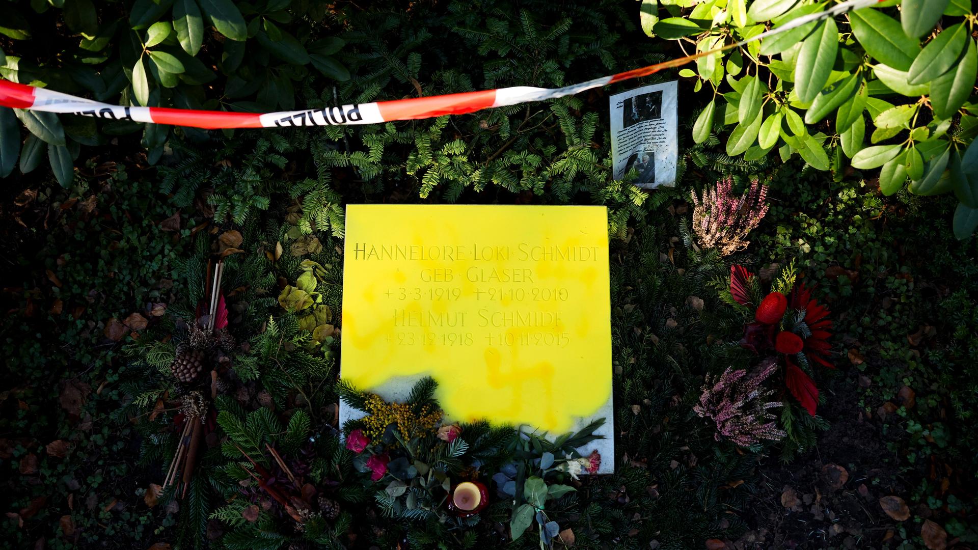 Gelb übermalt ist der Grabstein am Grab des ehemaligen Bundeskanzlers Helmut Schmidt und seiner Frau Loki auf dem Friedhof in Hamburg-Ohlsdorf, nachdem das Grab erneut mit Hakenkreuzen beschmiert wurde. 