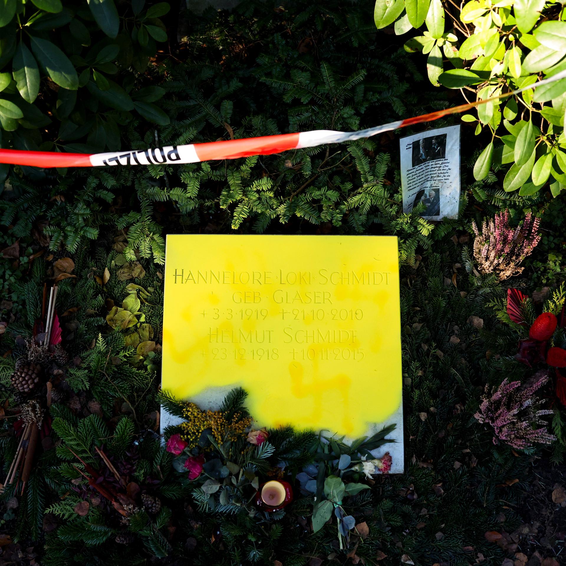 Gelb übermalt ist der Grabstein am Grab des ehemaligen Bundeskanzlers Helmut Schmidt und seiner Frau Loki auf dem Friedhof in Hamburg-Ohlsdorf, nachdem das Grab erneut mit Hakenkreuzen beschmiert wurde. 