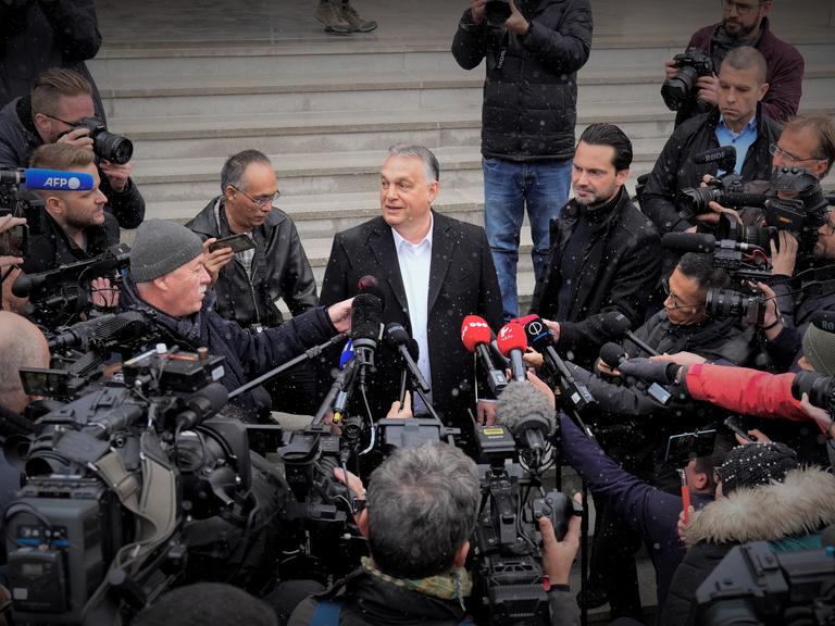 Nach seinem Wahlsieg spricht Viktor Orban zur Presse 