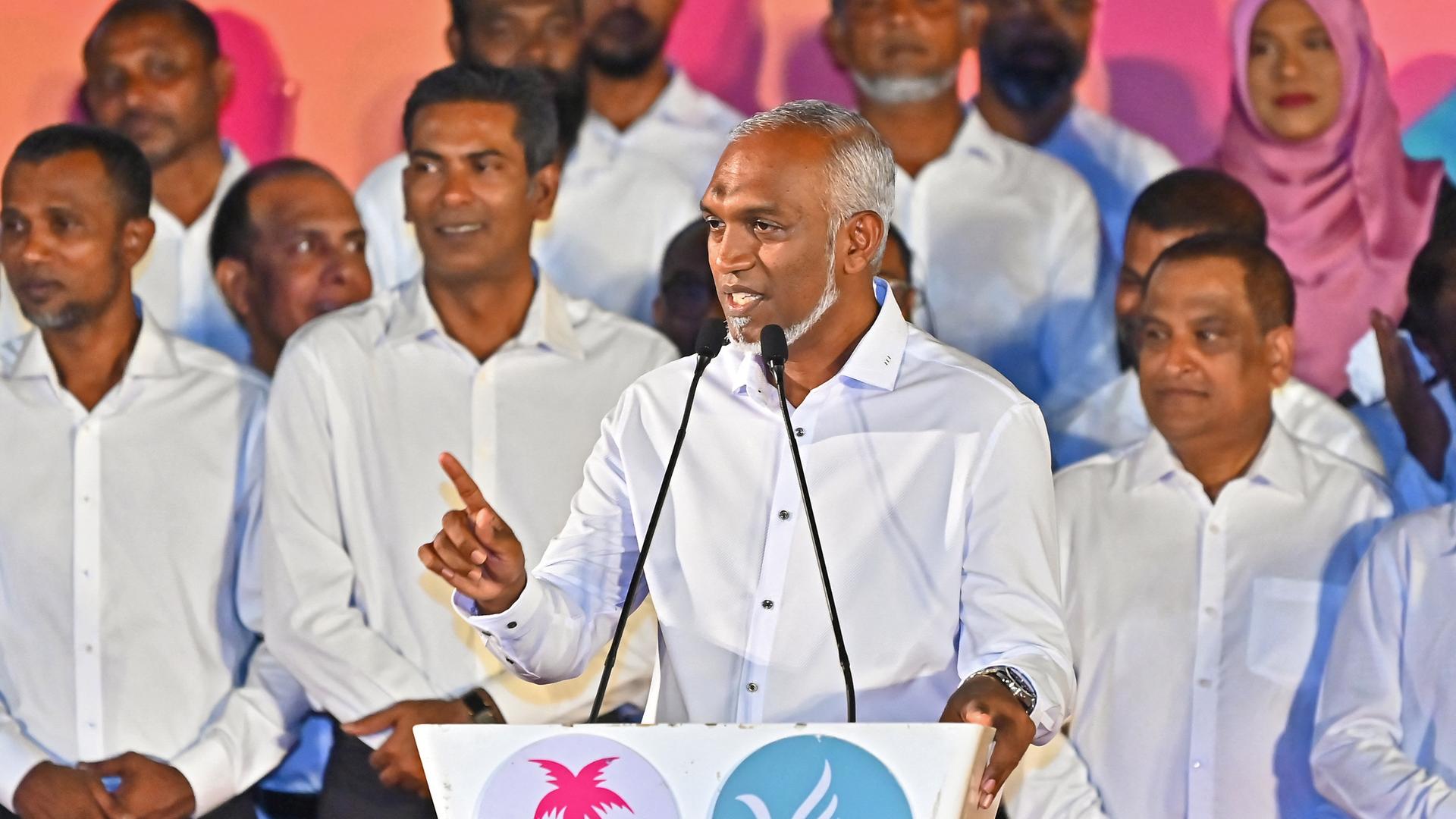 Der Präsident der Malediven, Mohamed Muizzu, spricht zu politischen Unterstützern in Malé (Archivbild).