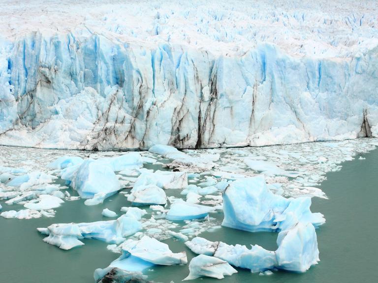 Ein Eisberg, von dem Eis abbricht, das schmilzt.