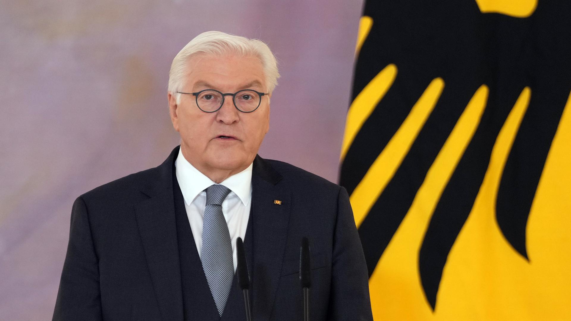 Bundespräsident Frank-Walter Steinmeier gibt die Entscheidung über die Auflösung des Deutschen Bundestages bekannt. Steinmeier hat den Bundestag aufgelöst und die Neuwahl für den 23. Februar kommenden Jahres angesetzt.