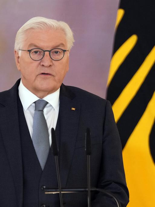 Bundespräsident Frank-Walter Steinmeier gibt die Entscheidung über die Auflösung des Deutschen Bundestages bekannt. Steinmeier hat den Bundestag aufgelöst und die Neuwahl für den 23. Februar kommenden Jahres angesetzt.