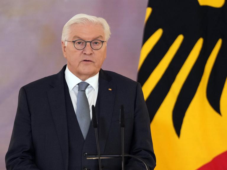 Bundespräsident Frank-Walter Steinmeier gibt die Entscheidung über die Auflösung des Deutschen Bundestages bekannt. Steinmeier hat den Bundestag aufgelöst und die Neuwahl für den 23. Februar kommenden Jahres angesetzt.