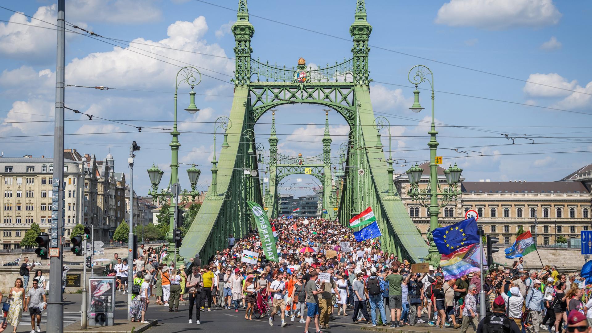 Demonstrierende marschieren schweigend mit zugeklebten Mündern über die Freiheitsbrücke in Budapest. Demonstrierende marschieren schweigend mit zugeklebten Mündern über die Freiheitsbrücke in Budapest.