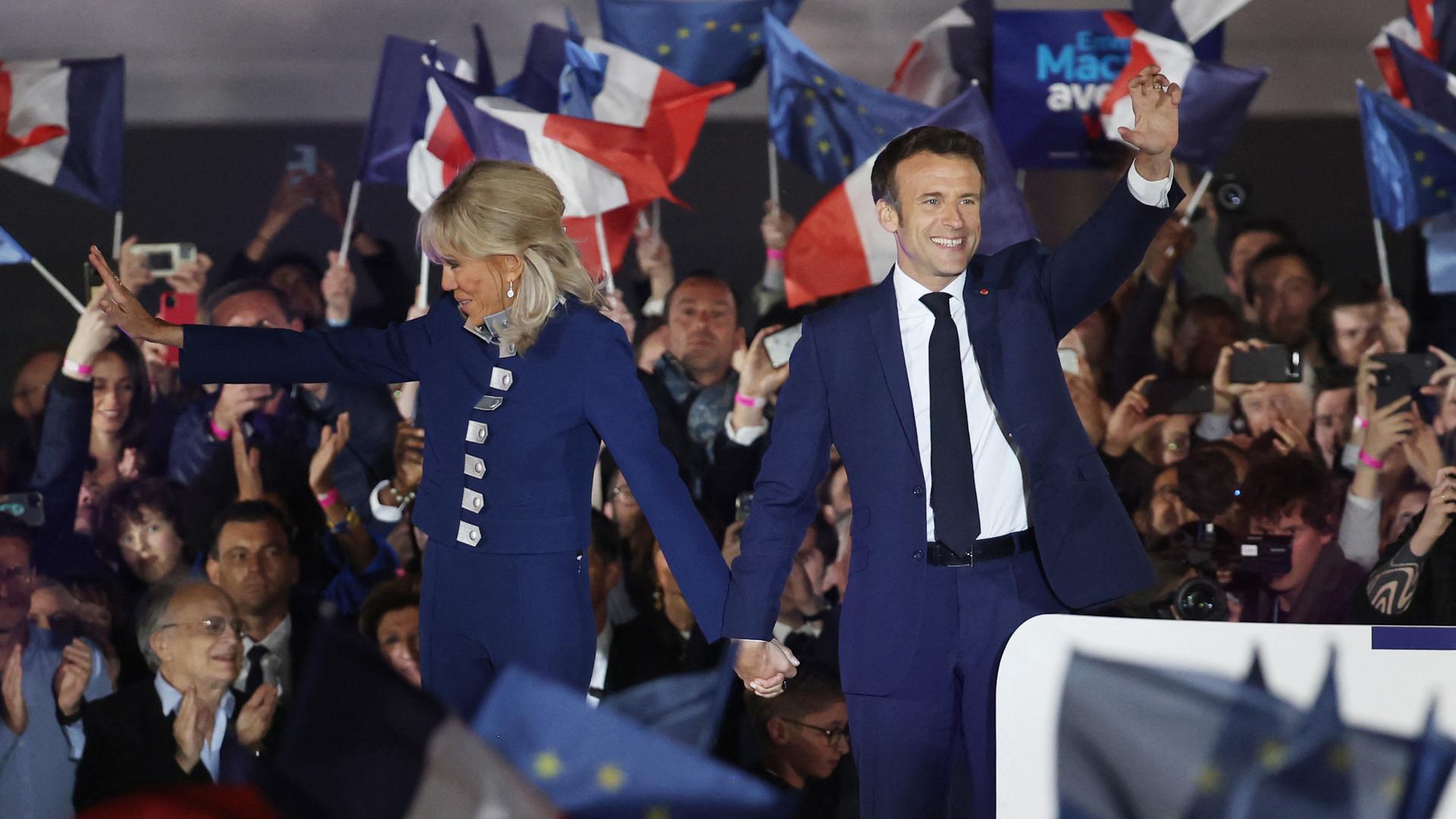 Der wiedergewählte französische Präsident Emmanuel Macron und seine Ehefrau Brigitte feiern den Wahlsieg in Paris. Der wiedergewählte französische Präsident Emmanuel Macron und seine Ehefrau Brigitte feiern den Wahlsieg in Paris.