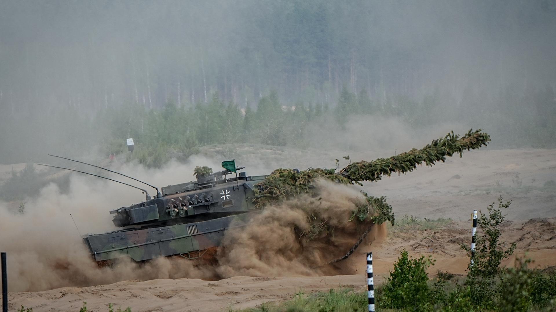 Ein Leopard-2-Kampfpanzer der Bundeswehr nimmt  an einer Nato-Übung teil. 