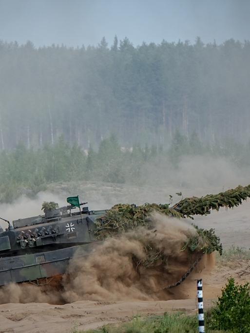 Ein Leopard-2-Kampfpanzer der Bundeswehr nimmt  an einer Nato-Übung teil. 