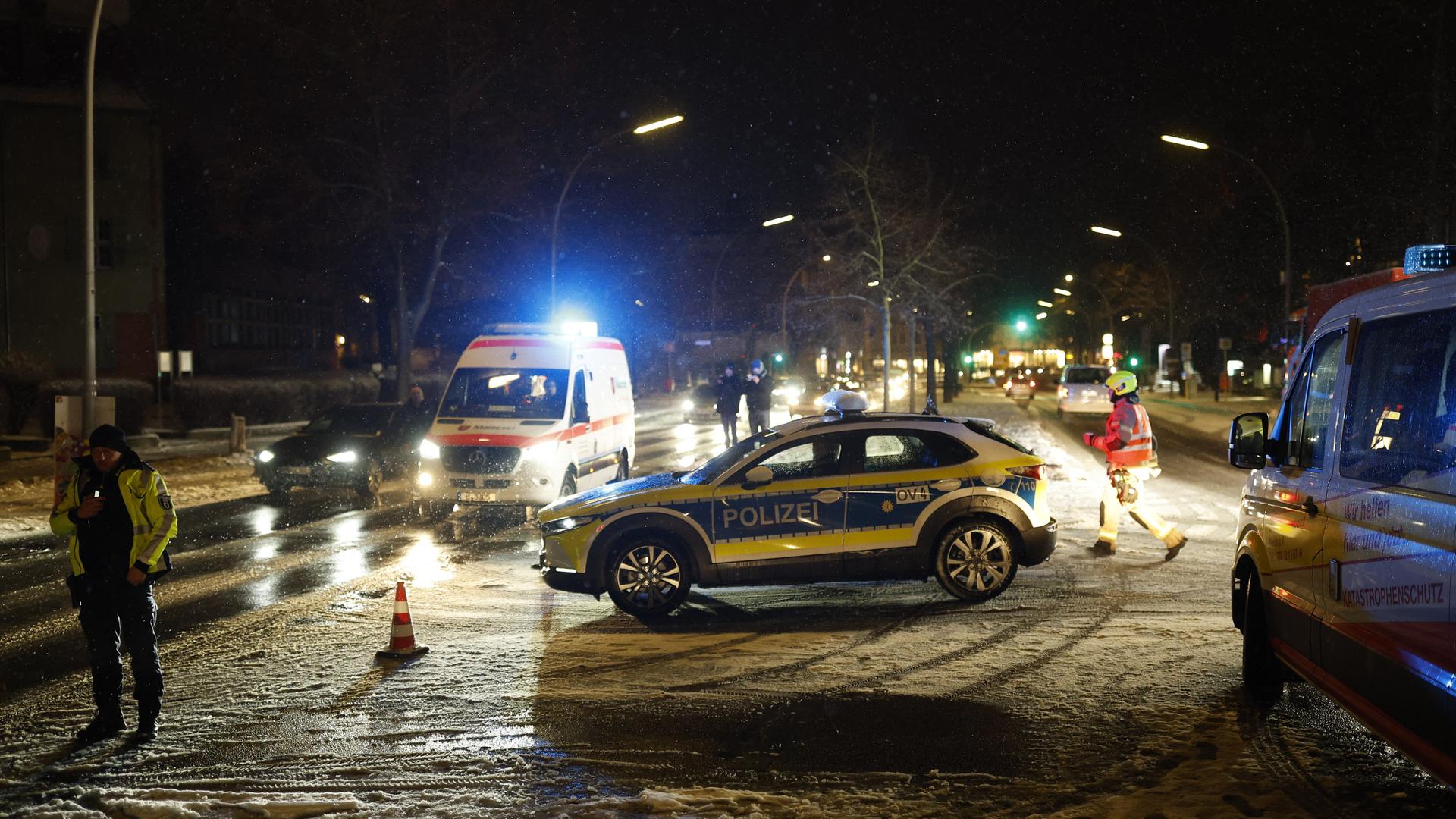 Stromausfall im Berliner Südwesten: Einsatzkräfte und deren Fahrzeuge an einer Straße in Zehlendorf.