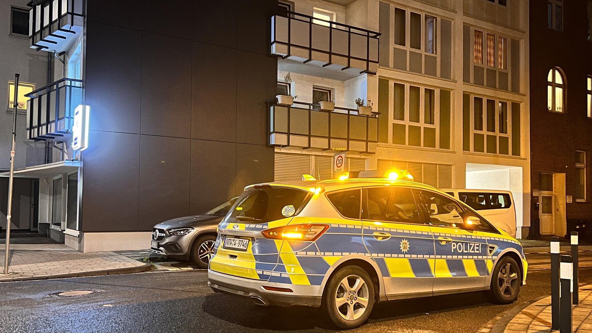 Nordrhein-Westfalen, Duisburg: Die Polizei arbeitet in einem Haus in Duisburg. Spezialkräfte der Polizei haben einen Mann festgenommen.