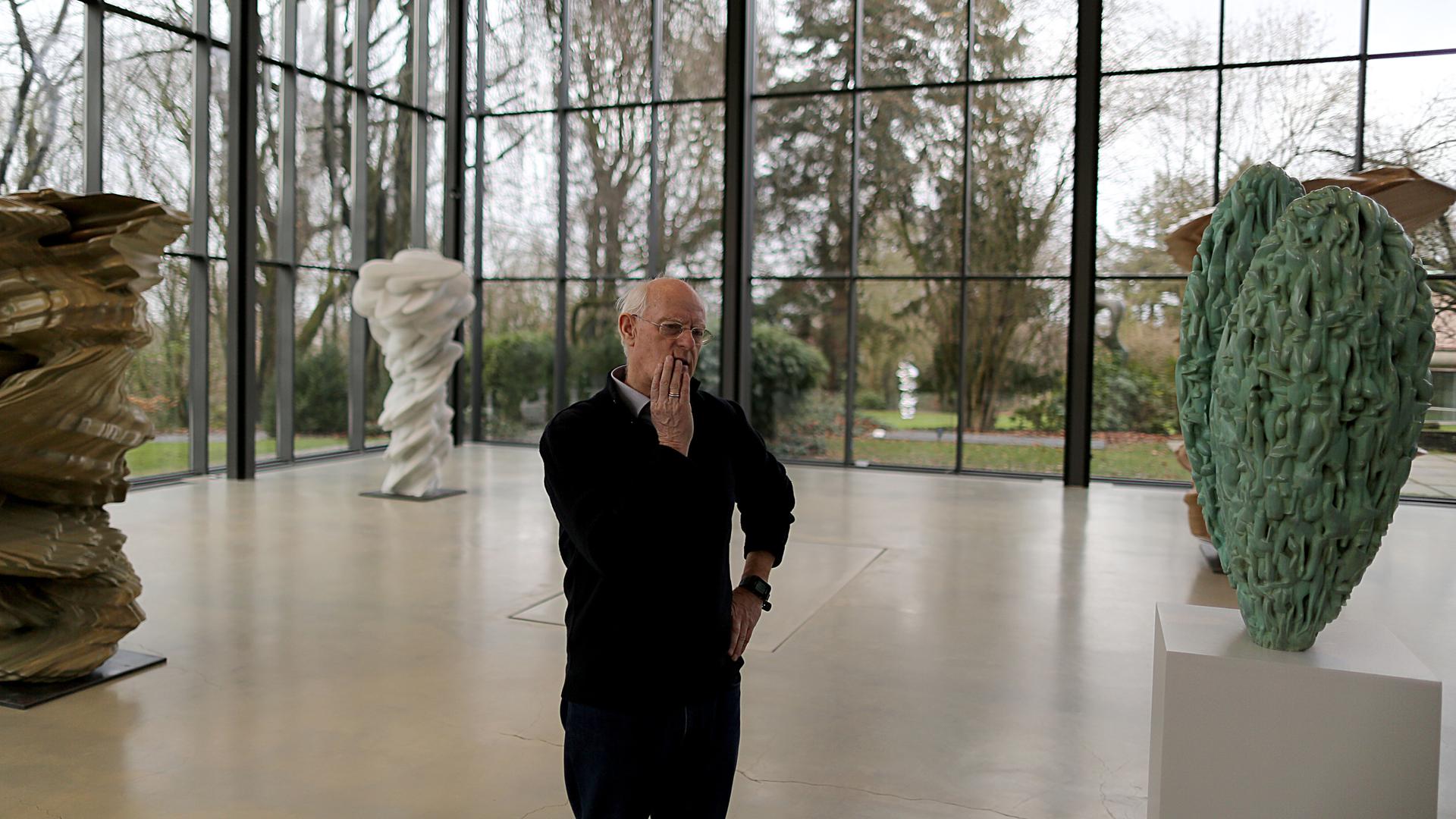 Tony Cragg, Künstler erläutert in einer Ausstellungshalle im Skulpturenpark seine neuen Arbeiten. Tony Cragg, Künstler erläutert in einer Ausstellungshalle im Skulpturenpark seine neuen Arbeiten.