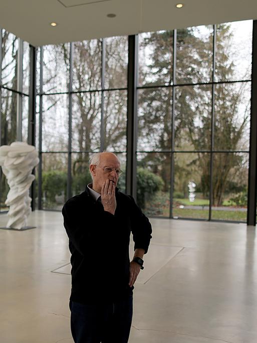 Tony Cragg, Künstler erläutert in einer Ausstellungshalle im Skulpturenpark seine neuen Arbeiten. 