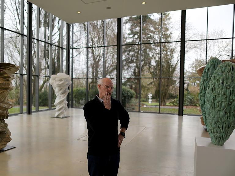 Tony Cragg, Künstler erläutert in einer Ausstellungshalle im Skulpturenpark seine neuen Arbeiten. 