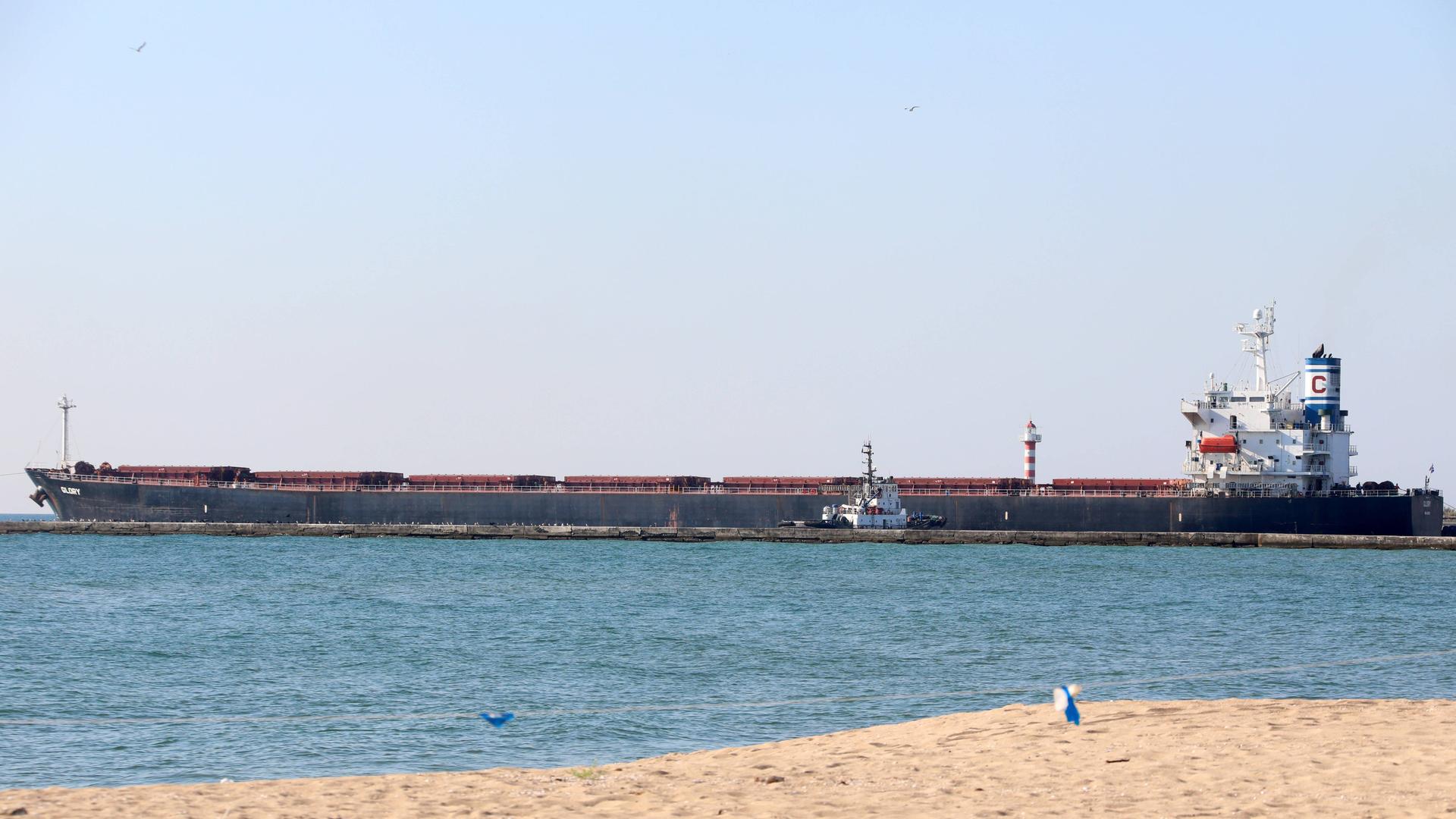 Getreidefrachter verlässt Odessa. Getreidefrachter verlässt Odessa.