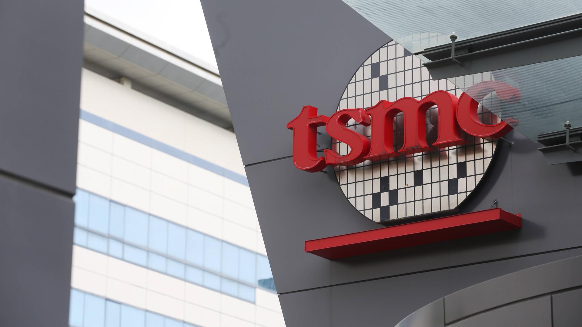 Der Schriftzug TSMC hängt in großen roten Lettern am Firmengebäude des Chipherstellers in Taipei.