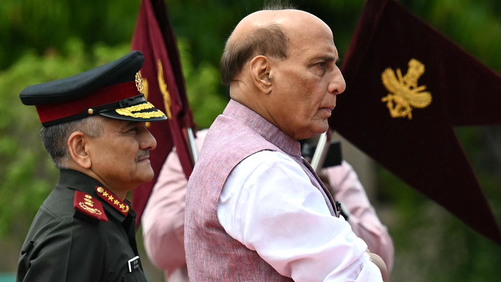 Der indische Verteidigungsminister Rajnath Singh ist bei einer Parade von der Seite zu sehen. Der indische Verteidigungsminister Rajnath Singh ist bei einer Parade von der Seite zu sehen.