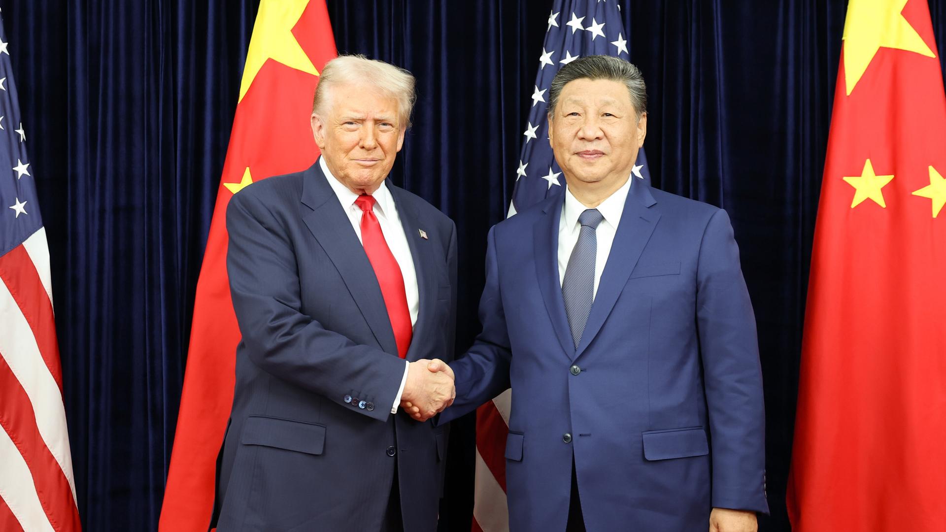 Chinas Staatschef Xi Jinping und US-Präsident Donald Trump schütteln sich in Busan, Südkorea, am 30. Oktober 2025 die Hände Chinas Staatschef Xi Jinping und US-Präsident Donald Trump schütteln sich in Busan, Südkorea, am 30. Oktober 2025 die Hände