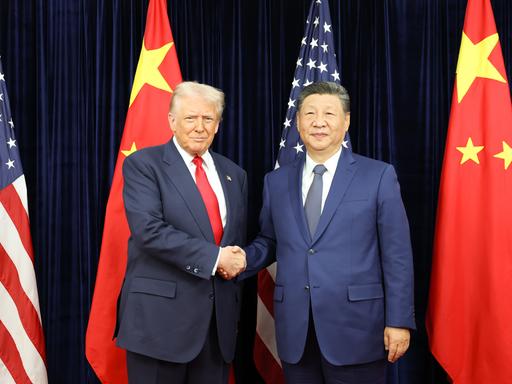 Chinas Staatschef Xi Jinping und US-Präsident Donald Trump schütteln sich in Busan, Südkorea, am 30. Oktober 2025 die Hände Chinas Staatschef Xi Jinping und US-Präsident Donald Trump schütteln sich in Busan, Südkorea, am 30. Oktober 2025 die Hände
