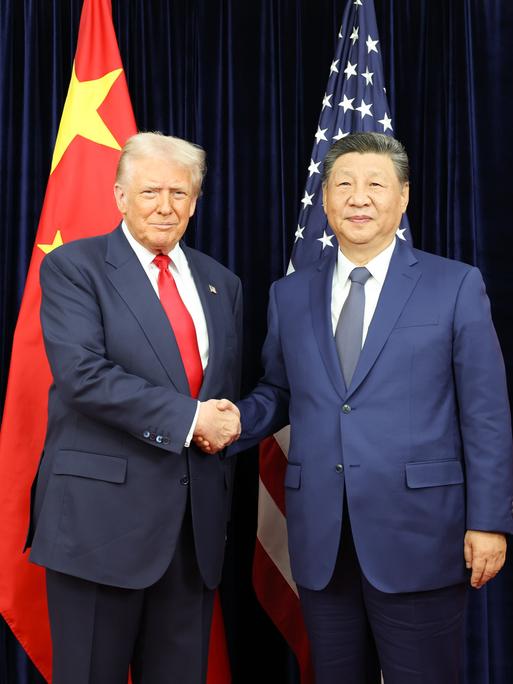 Chinas Staatschef Xi Jinping und US-Präsident Donald Trump schütteln sich in Busan, Südkorea, am 30. Oktober 2025 die Hände Chinas Staatschef Xi Jinping und US-Präsident Donald Trump schütteln sich in Busan, Südkorea, am 30. Oktober 2025 die Hände
