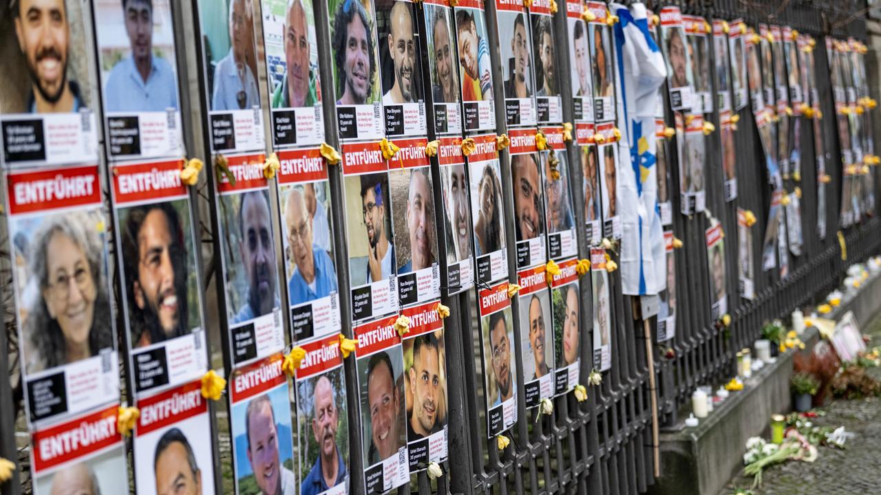 Bilder der von Hamas entführten Geiseln hängen am Zaun vor der Neuen Synagoge Berlin. 