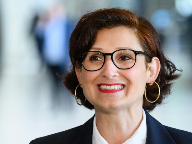 Die Publizistin Ferda Ataman nach ihrer Wahl zur Unabhängigen Bundesbeauftragten für Antidiskriminierung im Deutschen Bundestag.