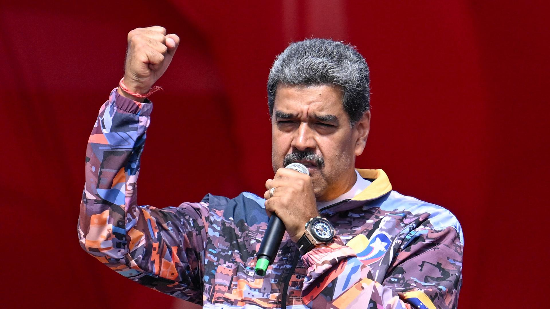 Der venezolanische Präsident Nicolas Maduro mit kämpferischer Geste bei einer Rede während einer Kundgebung in Maturín 2024. Der venezolanische Präsident Nicolas Maduro mit kämpferischer Geste bei einer Rede während einer Kundgebung in Maturín 2024.