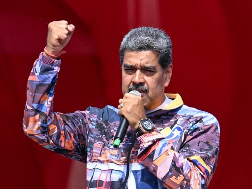 Der venezolanische Präsident Nicolas Maduro mit kämpferischer Geste bei einer Rede während einer Kundgebung in Maturín 2024. 