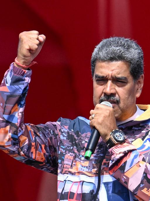 Der venezolanische Präsident Nicolas Maduro mit kämpferischer Geste bei einer Rede während einer Kundgebung in Maturín 2024. 