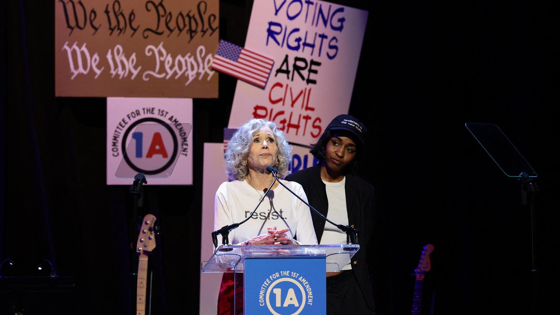 Die US-Schauspielerinnen Jane Fonda und Ayo Edebiri sprechen am 14. Juni 2026 in New York City auf der Bühne während des Konzerts des „Committee for the First Amendment“.
Die US-Schauspielerinnen Jane Fonda und Ayo Edebiri sprechen am 14. Juni 2026 in New York City auf der Bühne während des Konzerts des „Committee for the First Amendment“.